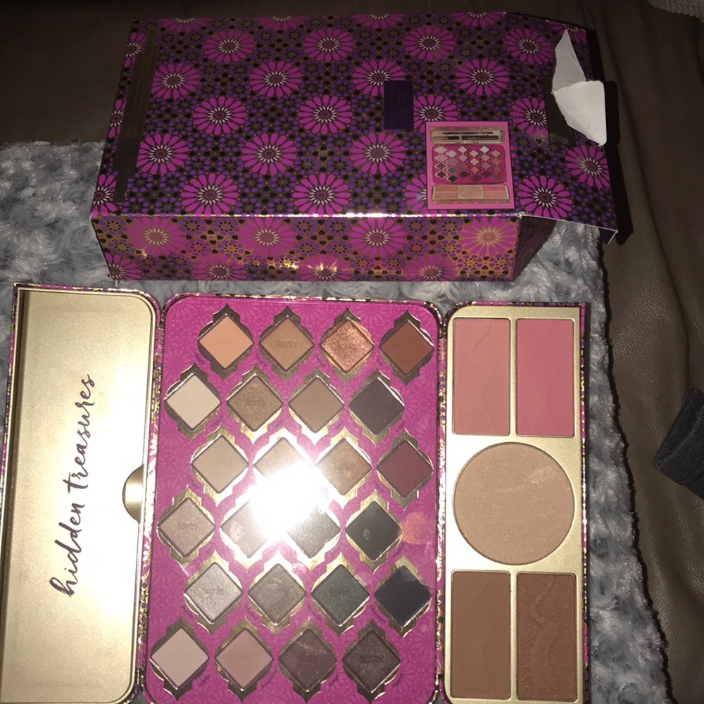 Tarte treasure box swatched one eyeshadow. Authe